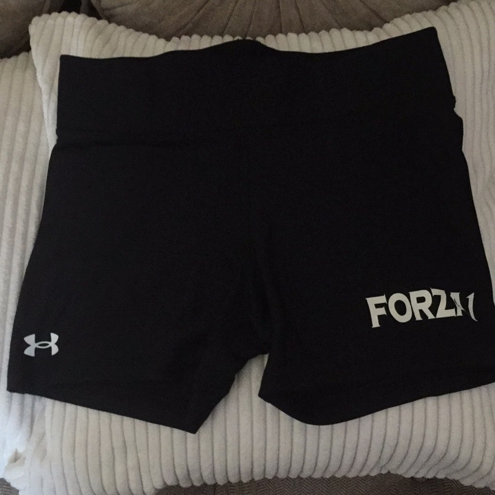 Under Armour shorts fitted coupe size YLG /JG/G